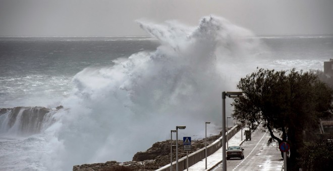 Una ola rompe este lunes en el municipio menorqués de S'Algar. El temporal ha activado diversas alertas de la Aemet por fenómenos meteorológicos adversos. La alerta naranja por fenómenos costeros se extenderá hasta mañana, con olas de 7 metros de altura.