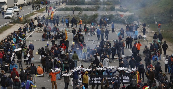 Simpatizantes del movimiento bloquean la AP-7 en diferentes puntos de Girona. / Reuters