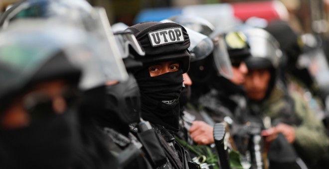 Miembros de las fuerzas de seguridad durante las protestas en La Paz de estos días. / Reuters