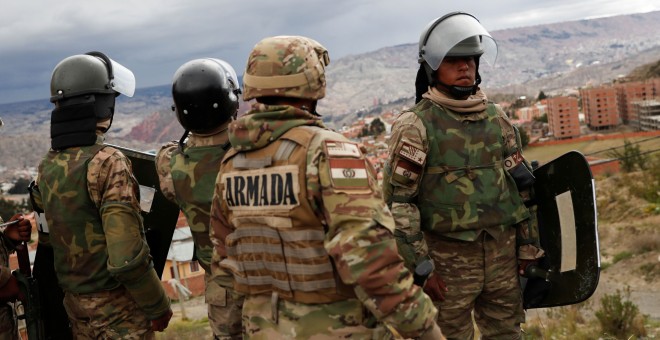 Miembros del ejército en los alrededores de La Paz durante las protestas. / Reuters