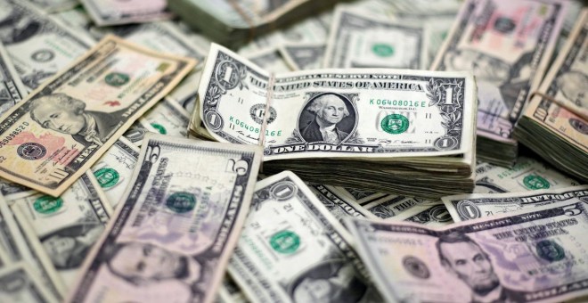 Fajos de billetes de dólar. REUTERS/Jose Luis Gonzalez