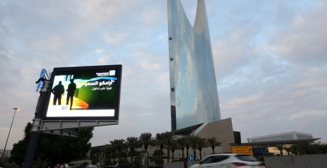Una valla publicitaria muestra un anuncio de Saudi Aramco en las calles de Riad, Arabia Saudí. REUTERS/Ahmed Yosri