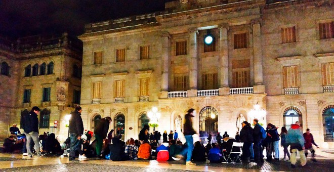 Decenas de participantes en la Asamblea PlazaUni pasaron la noche en la Plaça Sant Jaume en protesta por el desalojo policial de su acampada en Universitat. PÚBLICO