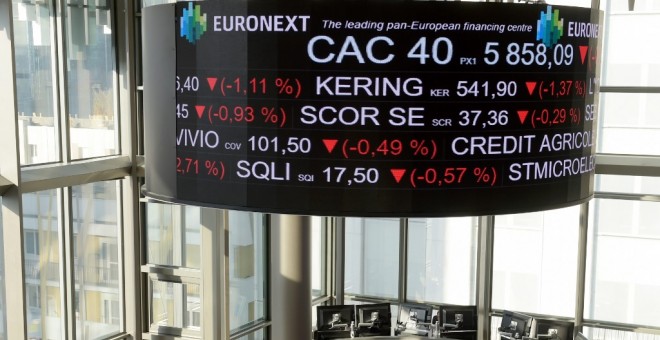 'Tickers' con información de los valores bursátiles, en la sede del operador de mercados paneuropeo Euronext, en el distrito financiero de La Defense, cerca de París. AFP/Eric Piermont
