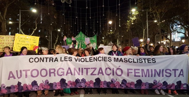 La capçalera de la manifestació feminista del 25-N. CÈLIA MUNS.