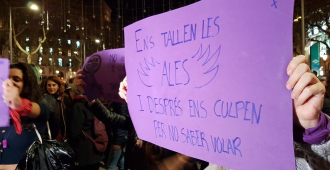 Un dels cartells que s'ha pogut a veure a la manifestació del 25-N. CÈLIA MUNS.