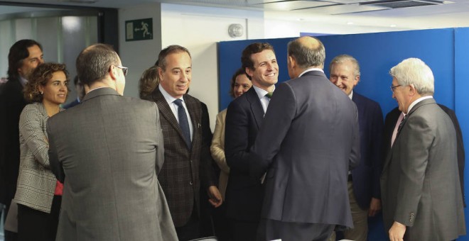 El líder del PP, Pablo Casado, junto a empresarios en la sede de Génova 13 en Madrid.