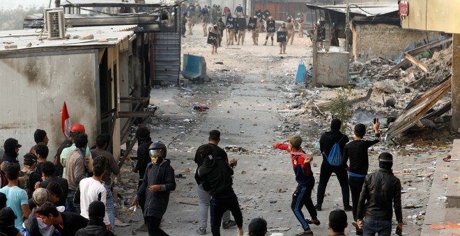 Manifestantes iraquís se enfrentan a las fuerzas de seguridad durante las protestas en Bagdad. / Reuters