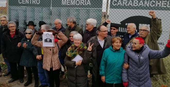 Ex presos y presas de la dictadura franquista frente al Memorial alternativo instalada frente a la antigua cárcel de Carabanchel.- TWITTER FORO POR LA MEMORIA