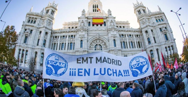 Trabajadores de la EMT se congregan frente al Ayuntamiento de Madrid durente la jornada de huelga./ Rodrigo Jiménez (EFE) 3-12-19