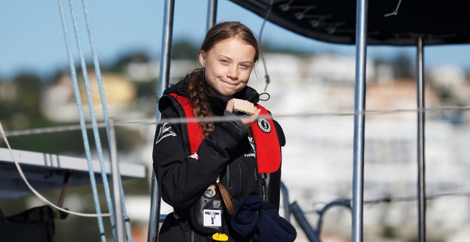 Greta Thunberg, a bordo del catamarán en Lisboa. | REUTERS/Rafael Marchante