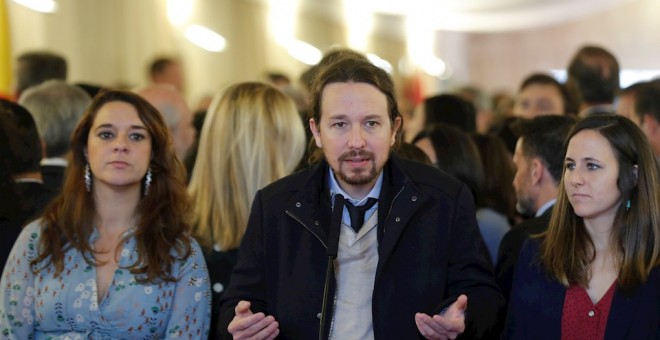 El secretario general de Podemos, Pablo Iglesias (c), junto a las diputadas Noelia Vera (i) y Ione Belarra (d), hace declaraciones a los medios a su llegada al Congreso de los Diputados para asistir a la sesión solemne de las Cortes con motivo de la celeb