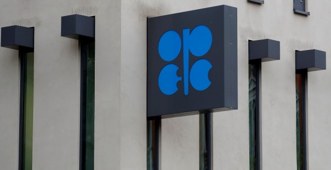 El logo de la OPEP en el exterior de su sede en Viena. REUTERS/Leonhard Foeger