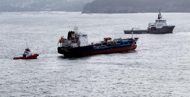 Los remolcadores desplazados a Ares (A Coruña) para el rescate del 'Blue Star', el quimiquero que encalló en la zona el pasado 22 de noviembre, han logrado este martes iniciar el traslado del barco, que tendrá como destino el puerto exterior de Ferrol. EF