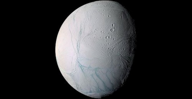 Superficie de Encélado, uno de los múltiples satélites de Saturno, con sus características 'rayas de tigre'. / Europa Press