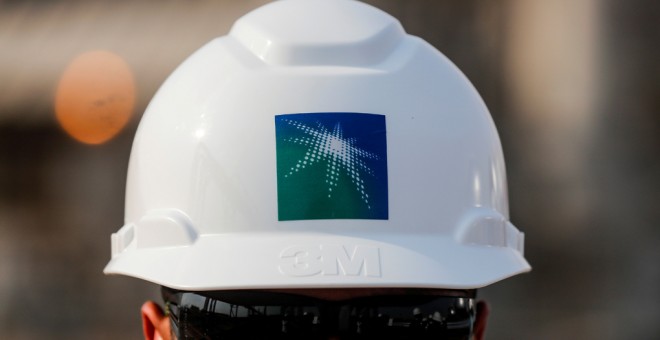 El logo de la petrolera Saudi Aramco, en el caso de un trabajador, en sus instalaciones de Abqaiq (Arabia Saudí). REUTERS/Maxim Shemetov
