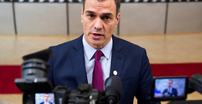 12/12/2019.- El presidente del Gobierno en funciones, Pedro Sánchez, atiende a los medios de comunicación antes del último Consejo Europeo del año en Bruselas, que espera sirva para dar un impulso a los compromisos de la Unión Europea en la lucha contra e