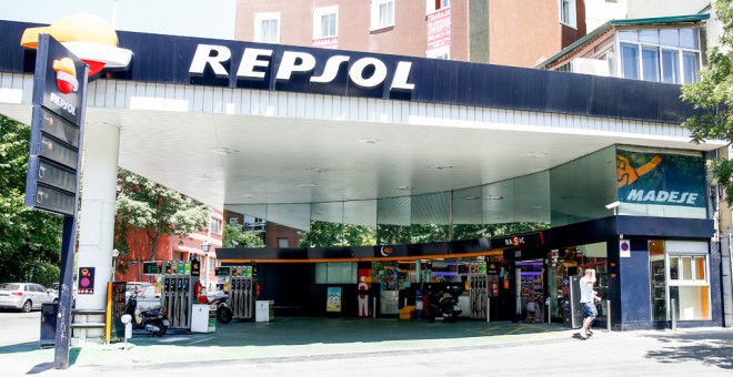 Pie de Foto: Gasolinera Repsol en Madrid. E.P./Ricardo Rubio