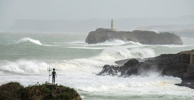 Vista del temporal marítimo este viernes en Santander. / EFE - ROMÁN G. AGUILERA