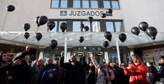 Grupo de afectados por Ivima en una protesta frente a los juzgados de Plaza de Castilla. -EFE