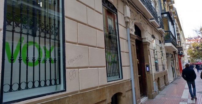 Vox tapó con sus logos los forjados modernistas del edificio de la calle Cádiz en el que tiene su sede en Zaragoza. E.B.