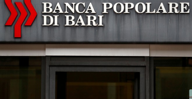 El logo de Banca Popolare di Bari en una sucursal en Roma. REUTERS/Guglielmo Mangiapane