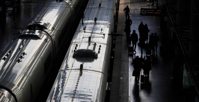 Varias personas toman un tren en la estación de Atocha de Madrid. EFE/Fernando Alvarado