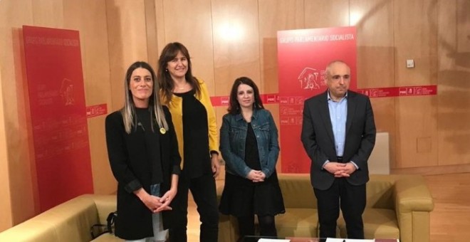 Les comitives de JxCat i el PSOE abans de la reunió.