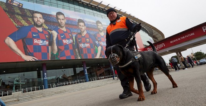 Un miembro de la seguridad privada del FC Barcelona patrulla los alrededores del Camp Nou./ Alejandro García (EFE) 17-12-19