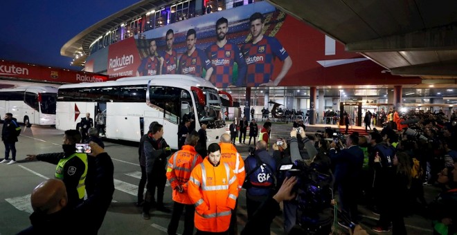 18/12/2019.- El autobús del Real Madrid a su llegada al Camp Nou. / EFE - ALBERTO ESTEVEZ