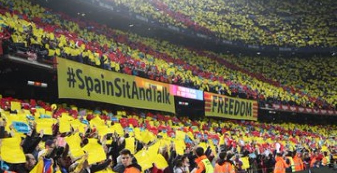 Pancartes amb els lemes 'Freedom' i 'Spain sit and talk' a l'interior del Camp Nou a l'inici del Barça - Madrid.