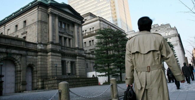 Una persona  pasa por delante del edificio del Banco de Japón, en Tokio. EFE/Everett Kennedy Brown