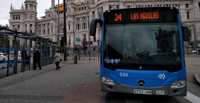 La línea de bus 34 de la EMT, que comunica la plaza de Cibeles y Carabanchel Alto. / H. M.