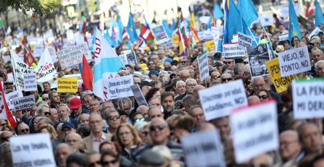 Asistentes a la manifestación en defensa de las pensiones, en Madrid, el pasado octubre de 2019. E.P./Eduardo Parra
