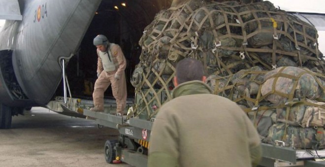 Militares españoles cargan material en dos aviones en Afganistán. Efe