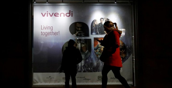 Un cartel de Vivendi en la entrada de la sede del conglomerado de entretenimiento y telecomunicaciones en París. REUTERS / Gonzalo Fuentes
