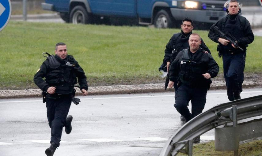 Miembros de las fuerzas de intervención  francesas llegan a la escena de la toma de rehenes en el noreste de París. -  REUTERS / Christian Hartmann
