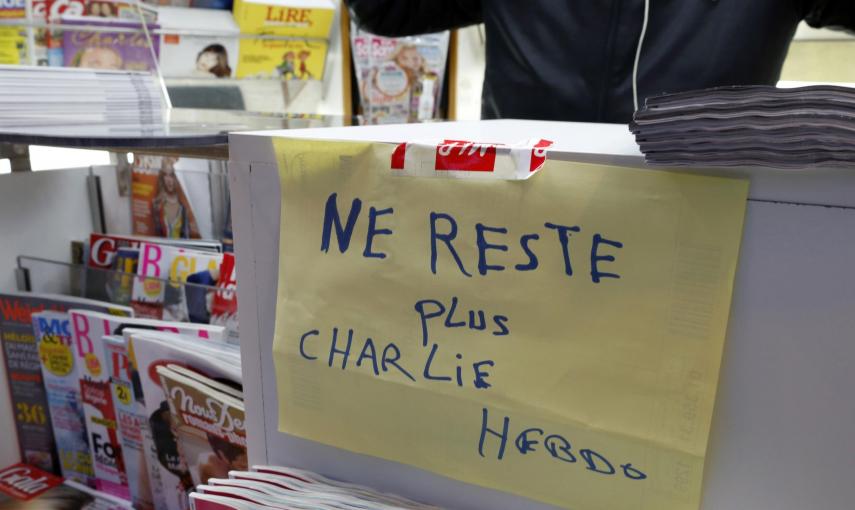 Un quiosco de prensa de París con un letrero que dice 'No nos queda Charlie Hebdo". REUTERS/John Schults