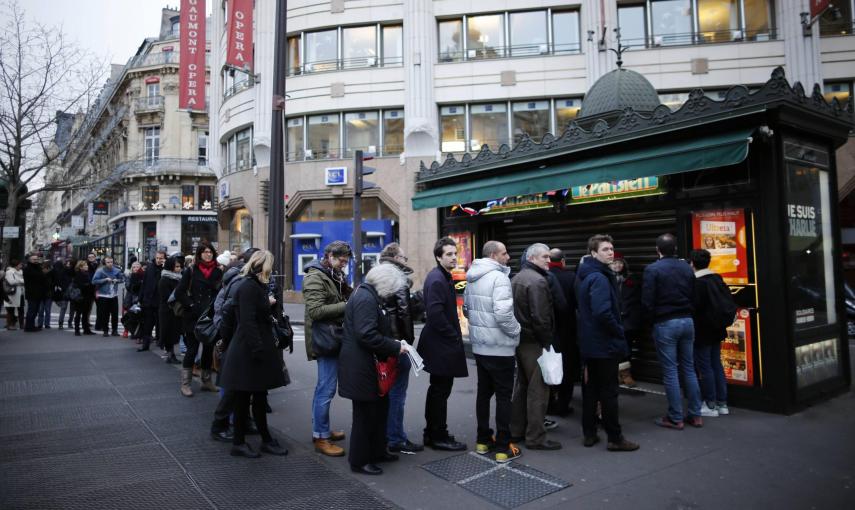 Una cola en un quiosco de París para adquiris el último numero del semanario satírico 'Charlie Hebdo'. REUTERS/Stephane Mahe