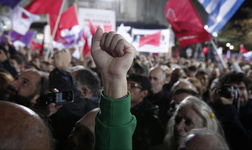 Un seguidor de Syriza levanta el puño durante el mitin de cierre de campaña en Atenas. REUTERS/Yannis Behrakis