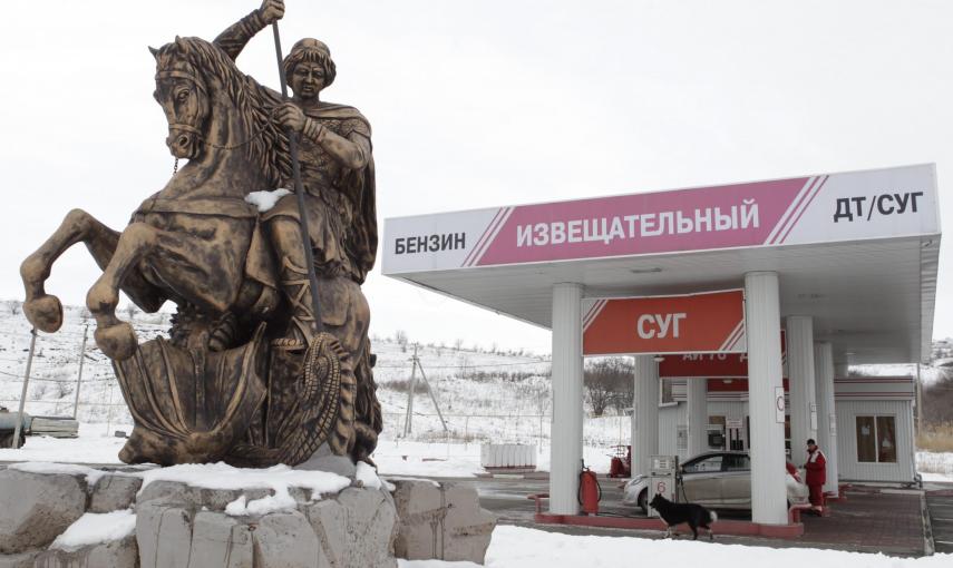 Una estatua de San Jorge luchando contra el dragón frente a una gasolinera en la localidad de Izveshchatelnyy (RUSIA). REUTERS/Eduard Korniyenko