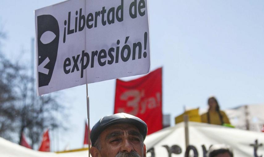 Una manifestante en Madrid con una pancarta contra la 'ley mordaza'. REUTERS/Andrea Comas