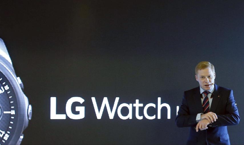 El responsable de movilidad de LG en Reino Unido, Andrew Coughlin, presenta su primer reloj inteligente llamado LG Watch Urbane LTE en Barcelona, donde comienza el lunes el Mobile World Congress./ EFE