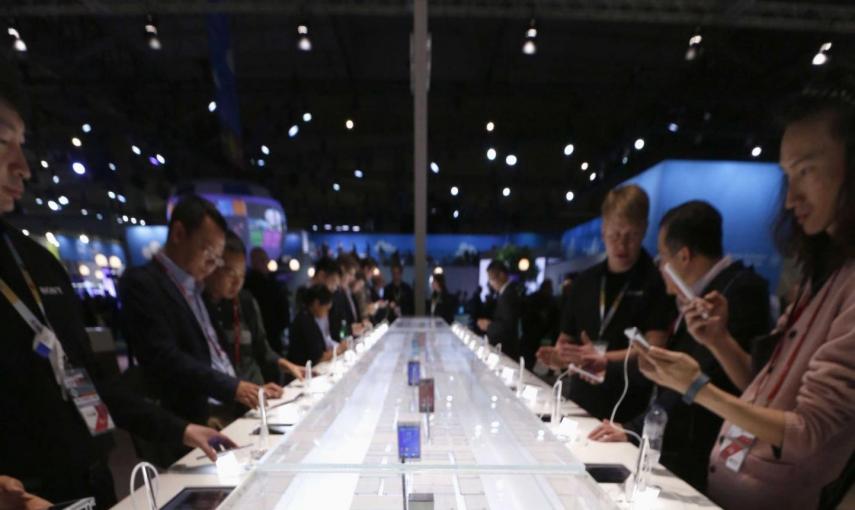 Visitantes observan las características del nuevo modelo Sony Experia Aqua./ REUTERS