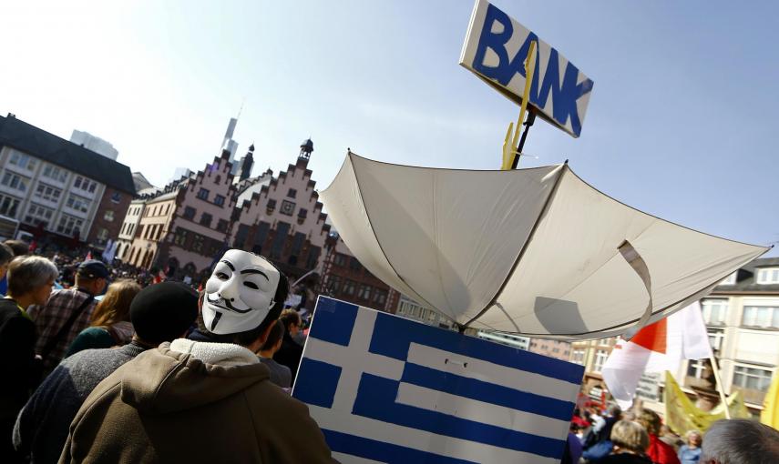 A manifestante con la máscara de 'Guy Fawkes' enfrente del Roemer, en el centro histórico de Fráncfort. REUTERS/Kai Pfaffenbach