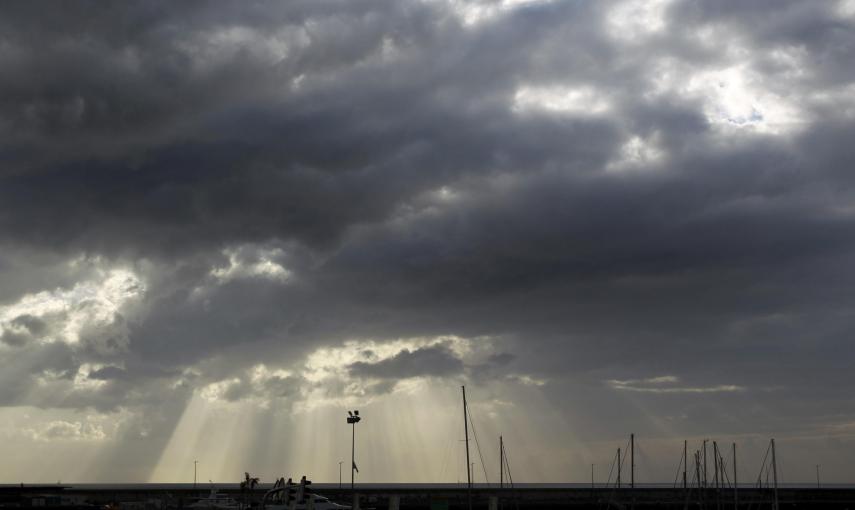 Los cielos nubosos en la capital tinerfeña han impedido poder apreciar el eclipse parcial de sol. EFE/Cristóbal García