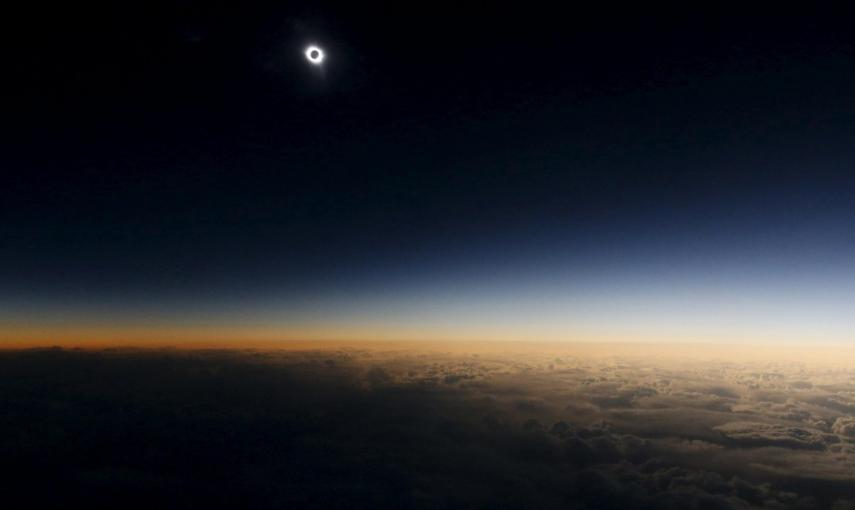 El eclipse de sol visto desde un avión sobre la ciudad rusa de Murmansk. REUTERS/Sergei Karpukhin