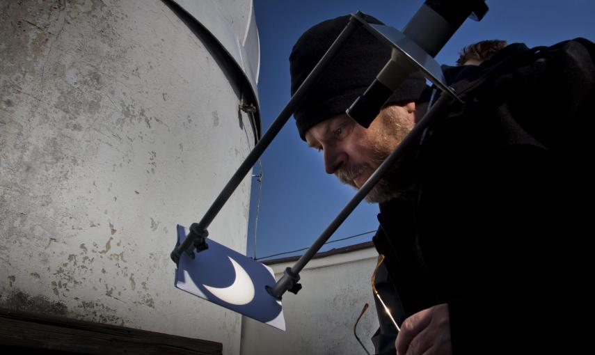 Un estudiante observas el reflejo del eclipse parcial de sol en el  Observatorio Astronómico de Bialystok, en Polonia. REUTERS