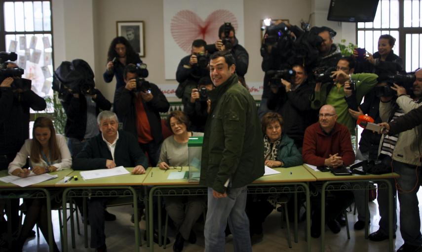 El candidato del PP Juan Manuel Moreno Bonilla, mira hacia los periodistas, mientras vota en su colegio electoral de Málaga. REUTERS/Jon Nazca