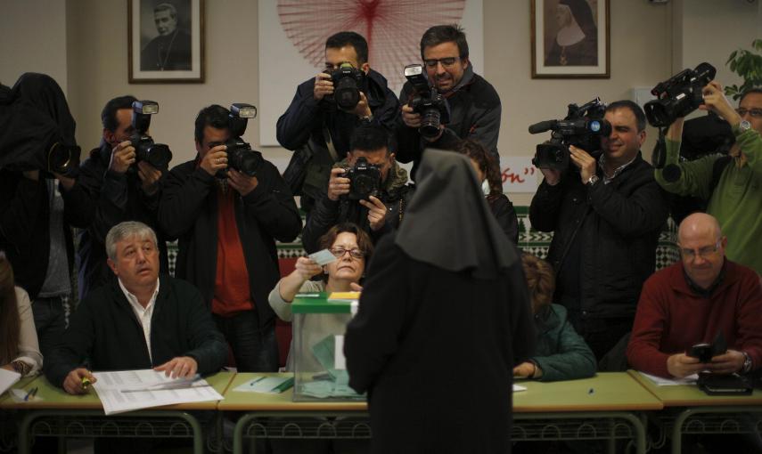 Una monja votando en el mismo colegio electoral malagueño del candidato del PP Juan Manuel Moreno Bonilla. REUTERS/Jon Nazca